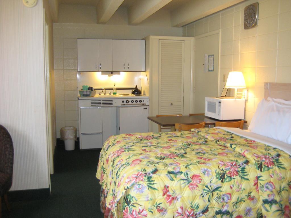 Cutty Sark Efficiencies And Historic Cottage'S Virginia Beach Room photo